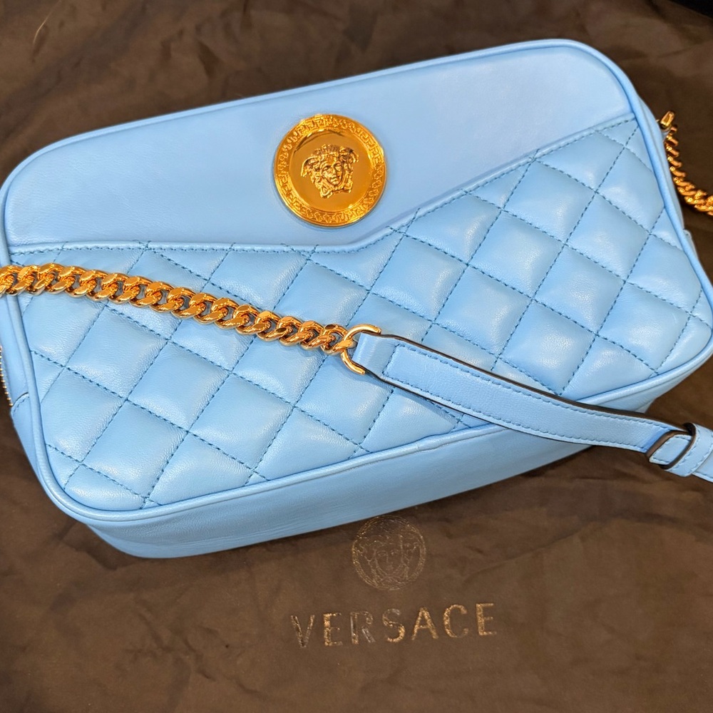 🩵NWT VERSACE QUILTED LEATHER MEDISA
CAMERA BAG with DUST BAG🩵
